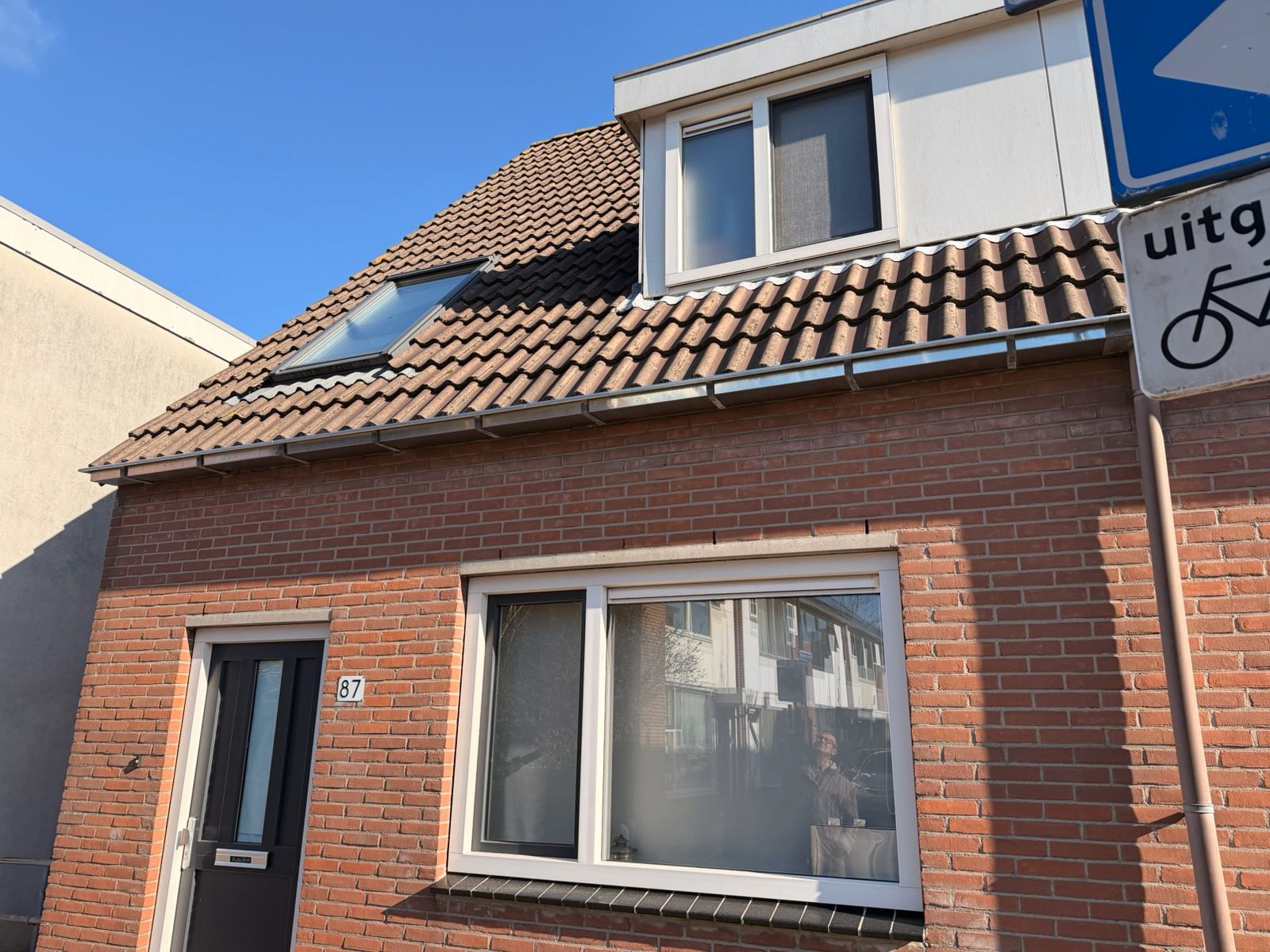 Voorgevel woning met nieuwe witte kunststof kozijnen