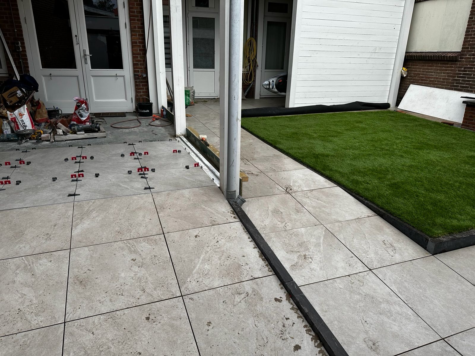 Keramische terrastegels, kunstgras en complete tuinaanleg